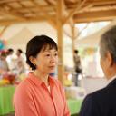 編集担当のAsri Ohharaが糸田町のイベント会場で話を聞く姿