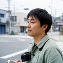 編集担当のRyosei Akaseが飯塚市の街角で取材する姿