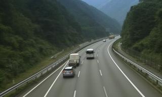 筑豊バイパスの山間区間を映す道路カメラ画像、走行車線の様子