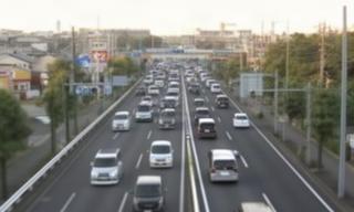 飯塚市の幹線道路を映す道路カメラ画像、複数車線の交通状況