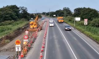 糸田町の県道沿いを映す道路カメラ画像、工事標識が見える現場