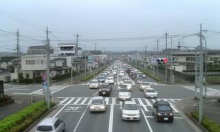 田川市の国道交差点を映す道路カメラ画像、朝の車の流れ